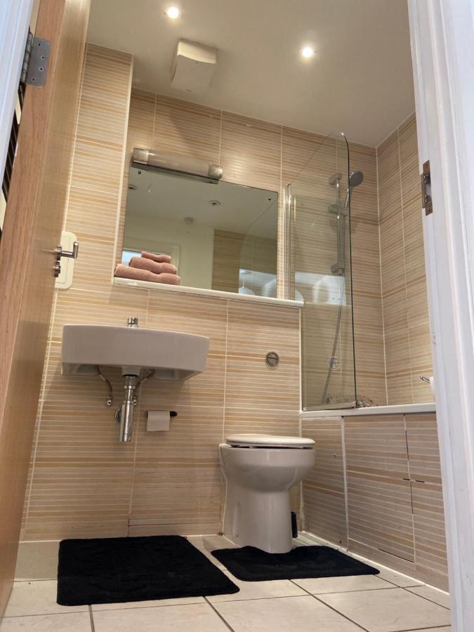 Lovely 2Br Apartment W/ City View Лондон Экстерьер фото
